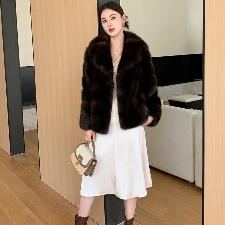 Jaqueta grossa e quente de pele artificial roxa sable. Perfeita para aquecer com estilo e conforto no inverno. Sinta a maciez e o aconchego. — foto 4