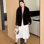 Jaqueta grossa e quente de pele artificial roxa sable. Perfeita para aquecer com estilo e conforto no inverno. Sinta a maciez e o aconchego. — foto 4