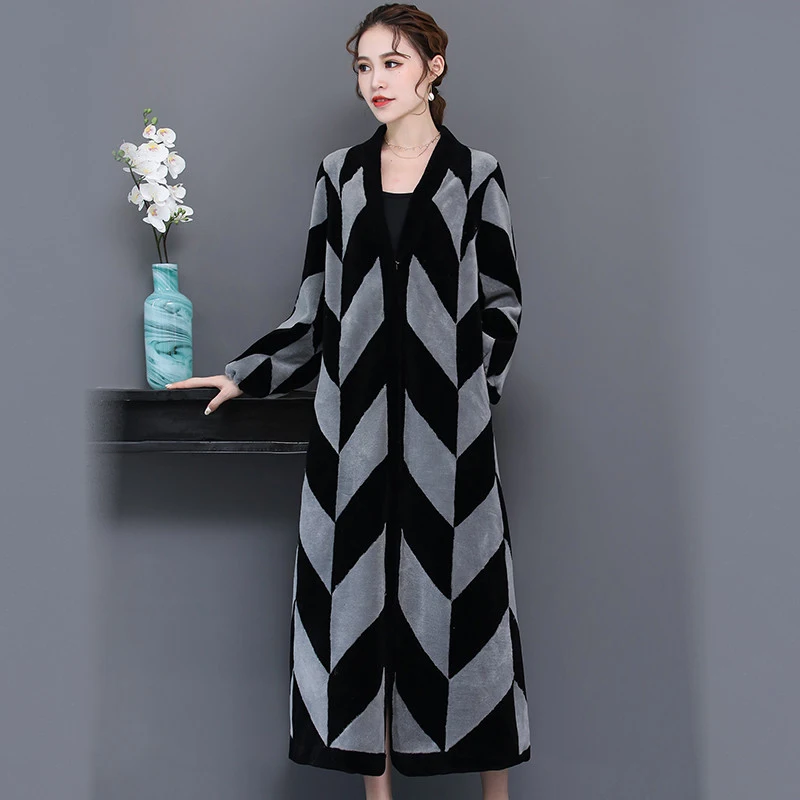 Abrigo largo de mujer Sheep Sheared con parches de piel sobre la rodilla, cálido y elegante para el invierno, abrigo de lujo. — foto 2