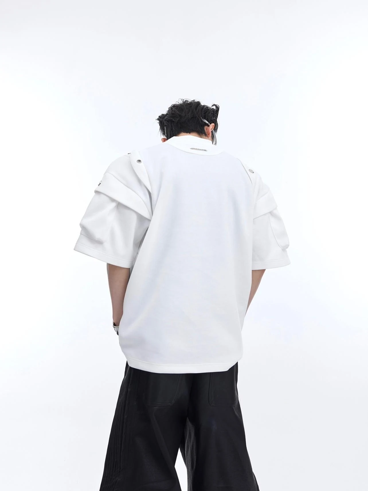 Driedimensionaal split gevoerde schouders T-shirt met metalen details, opvallend design, profielsnit, heavy korte mouw. — foto 6