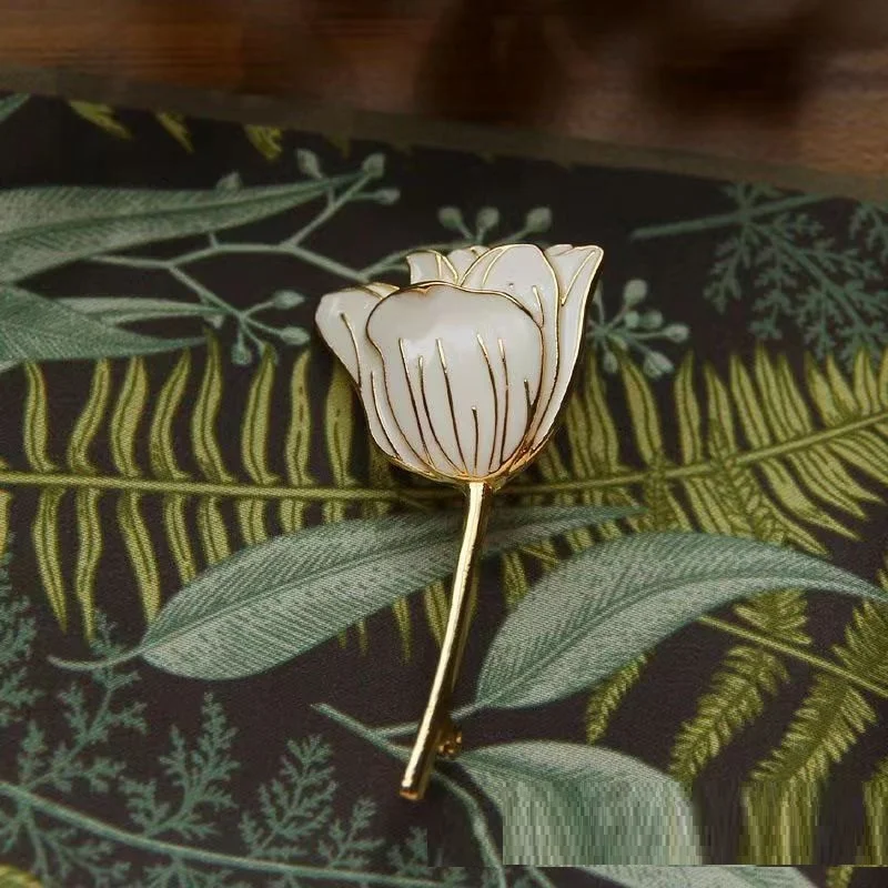 Broche feminino de lírio, tulipa e camélia, acessório floral requintado. Adicione um toque de elegância e beleza natural a seus looks com este adorno. — foto 10