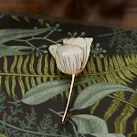 Broche feminino de lírio, tulipa e camélia, acessório floral requintado. Adicione um toque de elegância e beleza natural a seus looks com este adorno. — foto 10