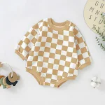 Tutina scozzese a scacchiera per bambini in cotone organico. Morbido e comodo, ideale per giocare e muoversi liberamente. Per un comfort assoluto. — foto 4