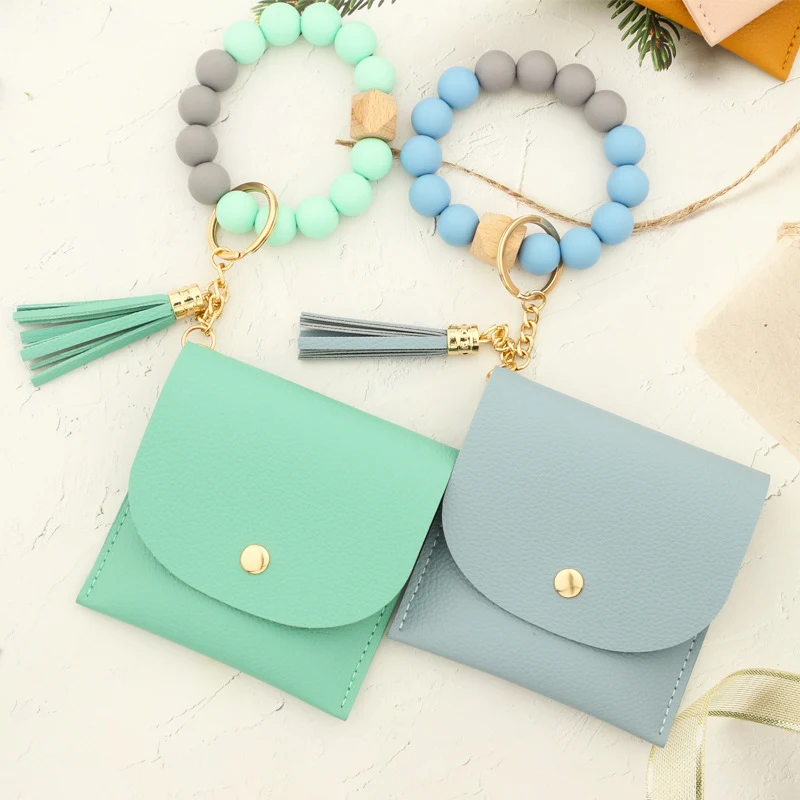 Porta carte di credito con braccialetto in silicone e portafoglio donna in PU. Unisce funzionalità ed eleganza per un look moderno e pratico. — foto 13