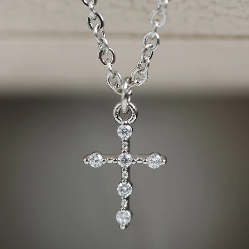 Colar coreano simples e elegante com cruz e diamante, acessório de moda perfeito para um visual charmoso e sofisticado, ideal para usar sempre. — foto 5