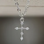 Colar coreano simples e elegante com cruz e diamante, acessório de moda perfeito para um visual charmoso e sofisticado, ideal para usar sempre. — foto 5