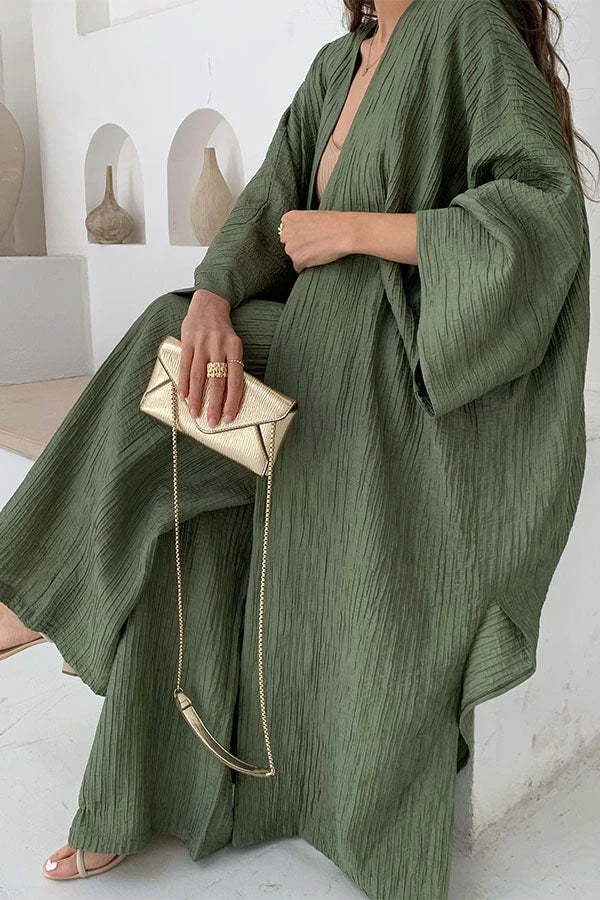 Completo due pezzi con top plissettato e pantaloni casual dritti. Comfort e stile per un look perfetto, ideale per la vita quotidiana e il tempo libero. — foto 8