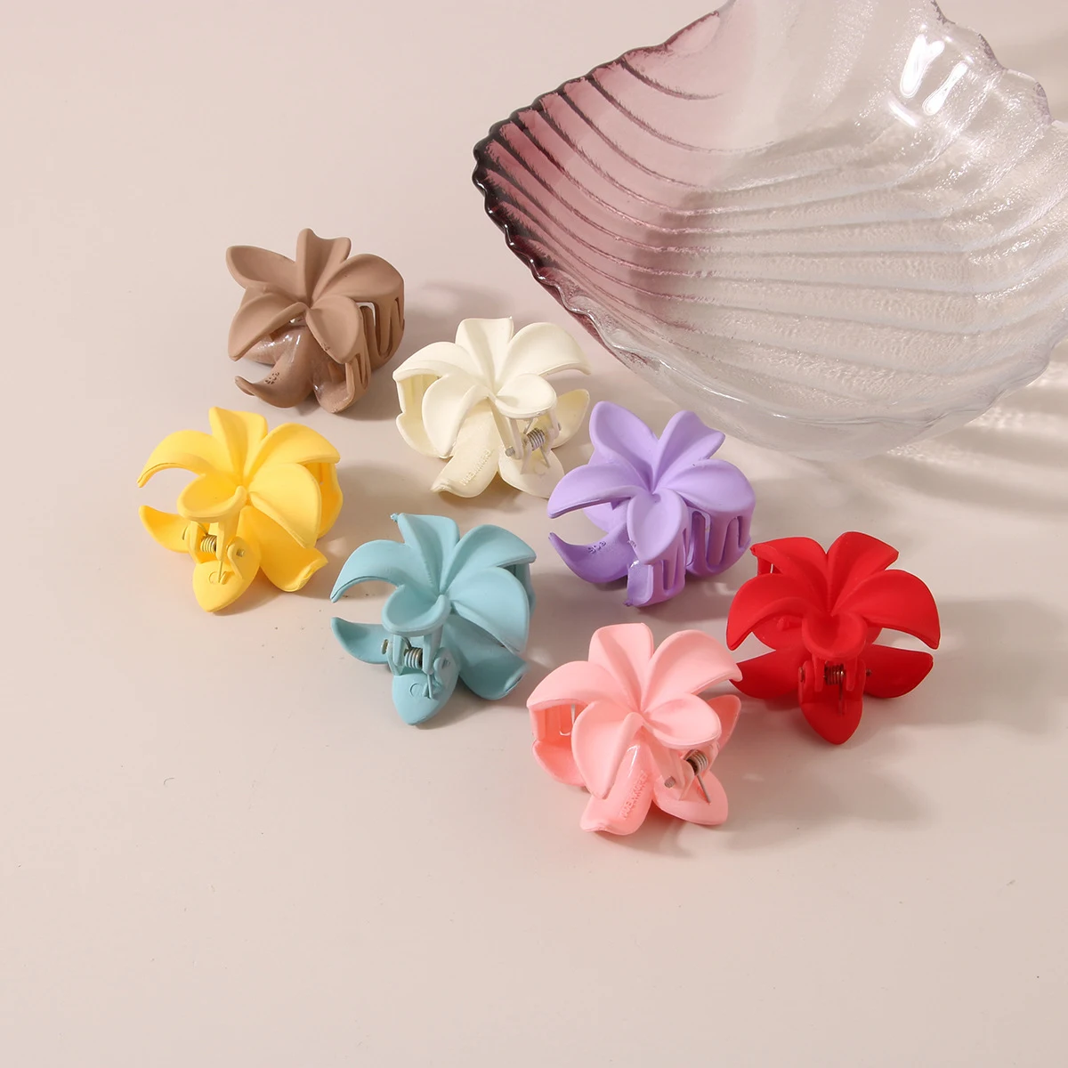 Presilhas de cabelo com flores de plástico vermelho sólido, cor de doces, estilo pena, acessórios vibrantes e elegantes, fáceis de usar. — foto 24