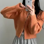 Cardigan corto in maglia da donna, un maglione leggero e versatile. Perfetto per look a strati, comodo e adatto a ogni occasione informale. — foto 6