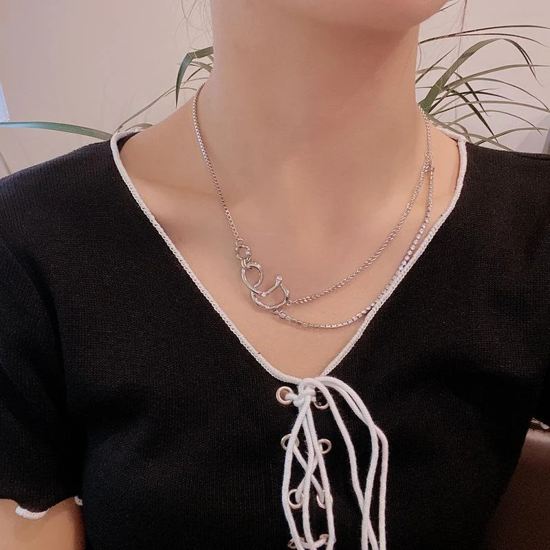Corrente de clavícula minimalista criativa hip-hop. Design moderno e elegante que complementa seu estilo. Ideal para looks casuais e urbanos. — foto 4