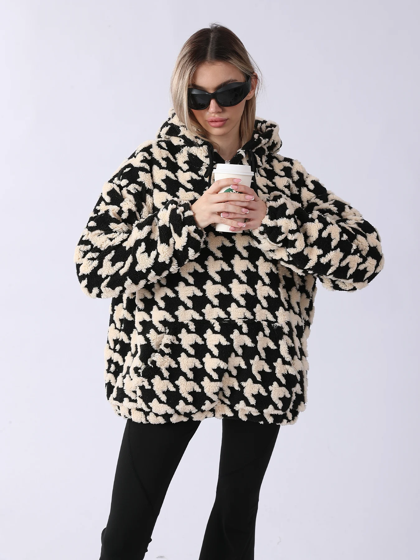 Moletom com capuz feminino para conforto e estilo diário. Tecido macio, ajuste perfeito e aquecimento. Ideal para uso casual e atividades ao ar livre. — foto 19