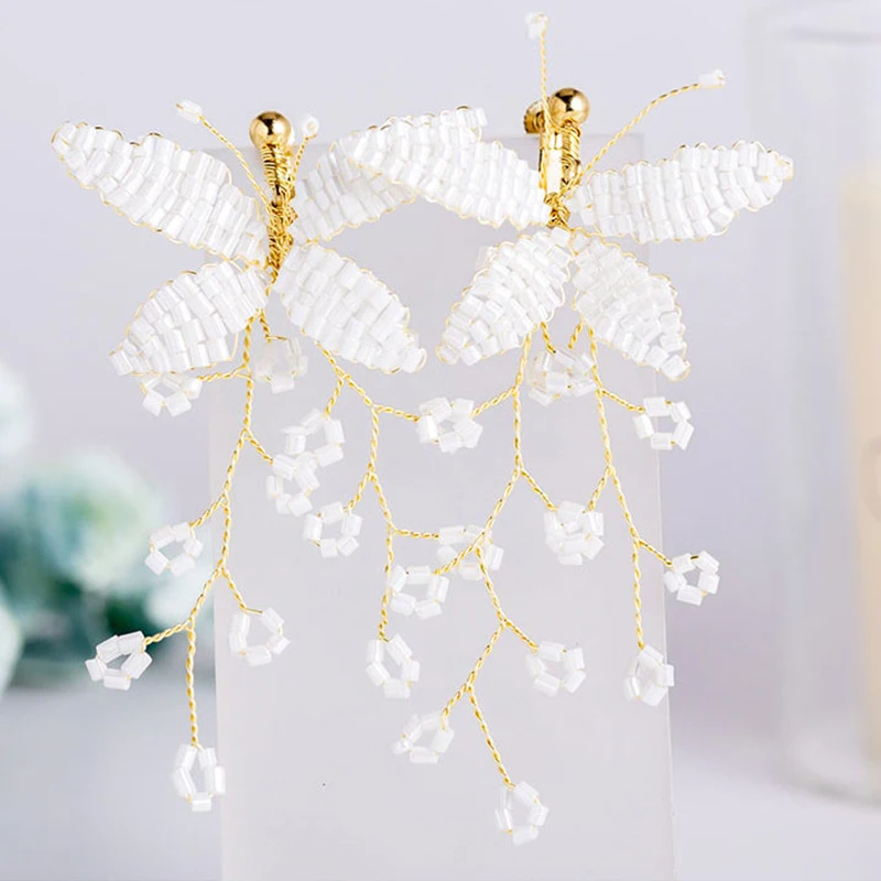 Grinalda de noiva Mori Aesthetic, presilha simples para cabelo de casamento, adorno delicado e elegante que complementa o penteado nupcial. — foto 3