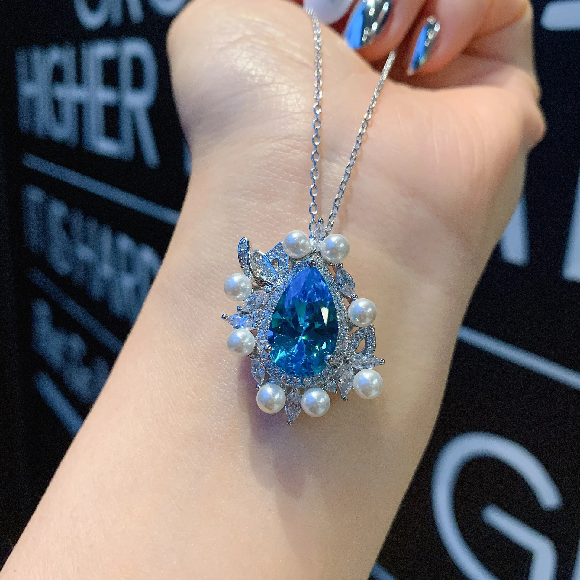 Brincos de diamante aquamarine micro-set estilo Harbour, adicione um toque de sofisticação e brilho sutil ao seu visual, ideal para uso diário. — foto 2