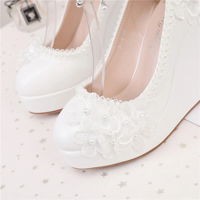 Sapatos de cunha redondos de cor sólida, de corte baixo. Conforto e elegância para o dia a dia, perfeitos para um visual casual e moderno. — foto 8