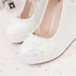 Sapatos de cunha redondos de cor sólida, de corte baixo. Conforto e elegância para o dia a dia, perfeitos para um visual casual e moderno. — foto 8