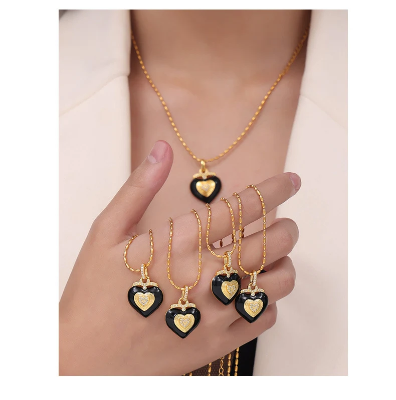Collana con pendente a diamante Love in smalto colorato, un regalo perfetto per esprimere affetto e amore. Gioiello elegante e raffinato per lei. — foto 12