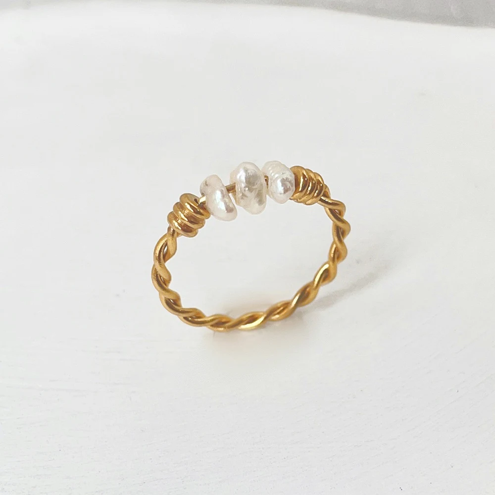 Anel com torções de massa frita enroladas à mão de pérolas naturais de água doce. Design artesanal e elegância natural para realçar suas mãos. — foto 2