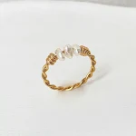 Anel com torções de massa frita enroladas à mão de pérolas naturais de água doce. Design artesanal e elegância natural para realçar suas mãos. — foto 2