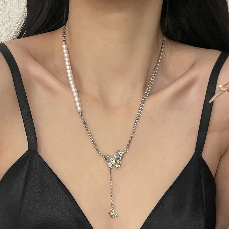 Colar feminino com pérolas, borlas e pingente de borboleta, um acessório elegante para realçar sua beleza. Perfeito para qualquer ocasião especial, adicione sofisticação. — foto 1