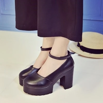 Sapatos femininos de salto grosso com plataforma e tira no tornozelo. Conforto e elegância para seus looks, elevando seu estilo. — foto 1