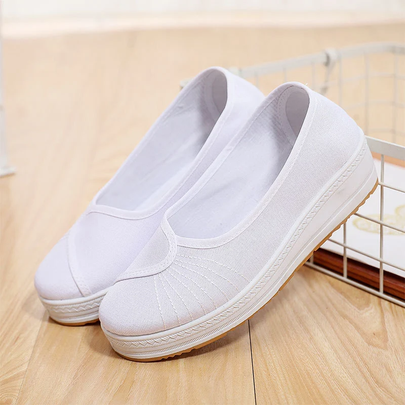 Sapatos de enfermeira femininos brancos com sola grossa e tecido macio, ideais para conforto e suporte durante longas jornadas de trabalho. — foto 1