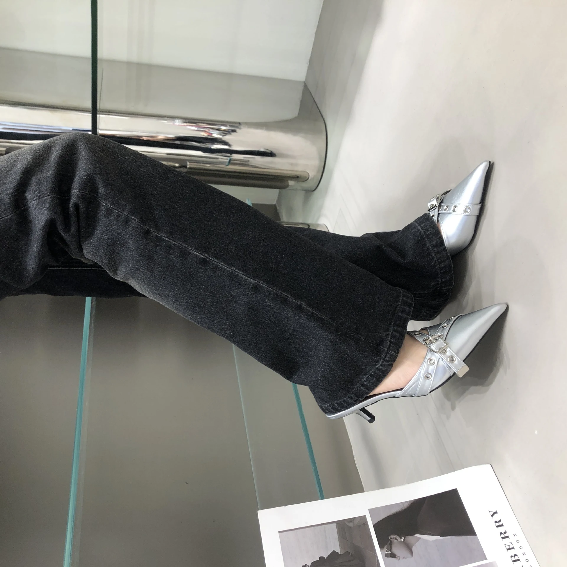 Ženske letnje papuče sa zatvorenim prstima, elegantnom metalnom kopčom, poluotvorenim dizajnom, set za lepe i tople letnje dane. — foto 13