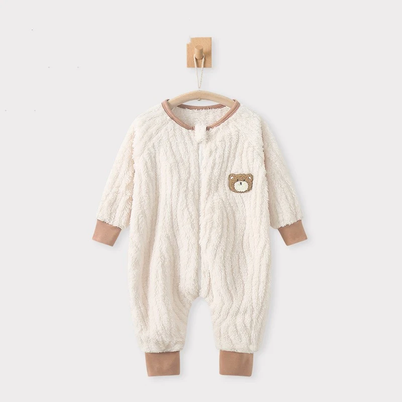 Pijama de bebê com pés e veludo para aquecer, perfeito para noites aconchegantes. Mantenha seu bebê quentinho e confortável. — foto 3
