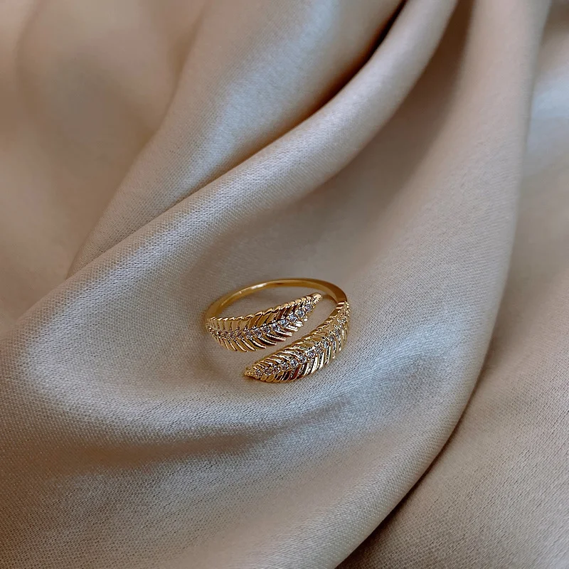Anel folha de zircônia micro incrustada feminino nicho, alta sensibilidade, design único, para mulheres sofisticadas. — foto 4