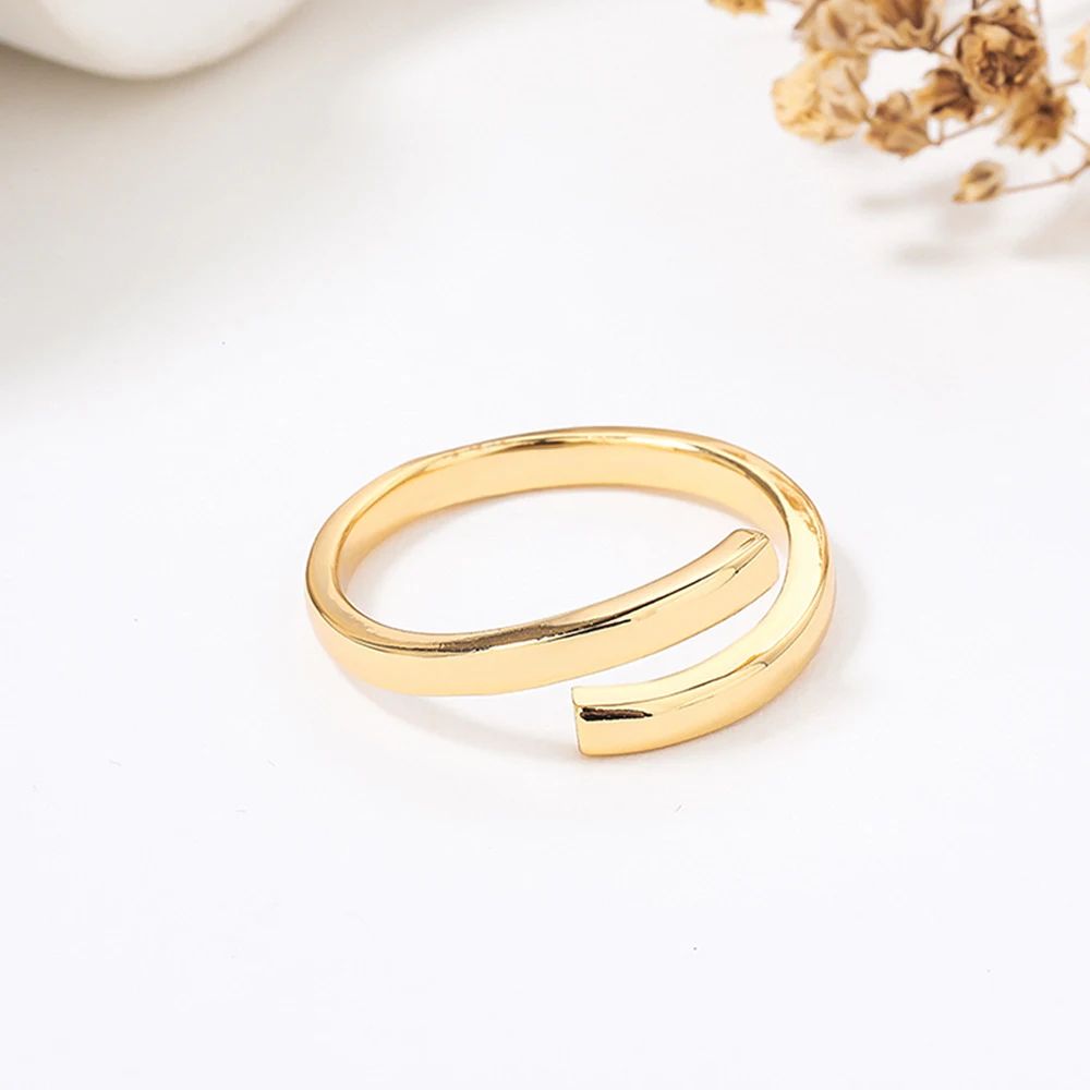 Anel Simples de Moda Feminino Novo Design Joia Elegante para Mulheres Acessório Perfeito para Uso Diário Anel Versátil e Moderno — foto 5