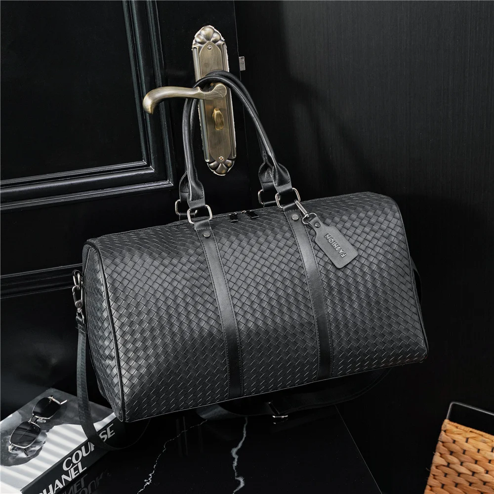 Bolsa de viagem transversal e de ombro com textura trançada em relevo, espaçosa e elegante, perfeita para transportar tudo com conforto. — foto 3