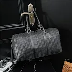 Bolsa de viagem transversal e de ombro com textura trançada em relevo, espaçosa e elegante, perfeita para transportar tudo com conforto. — foto 3