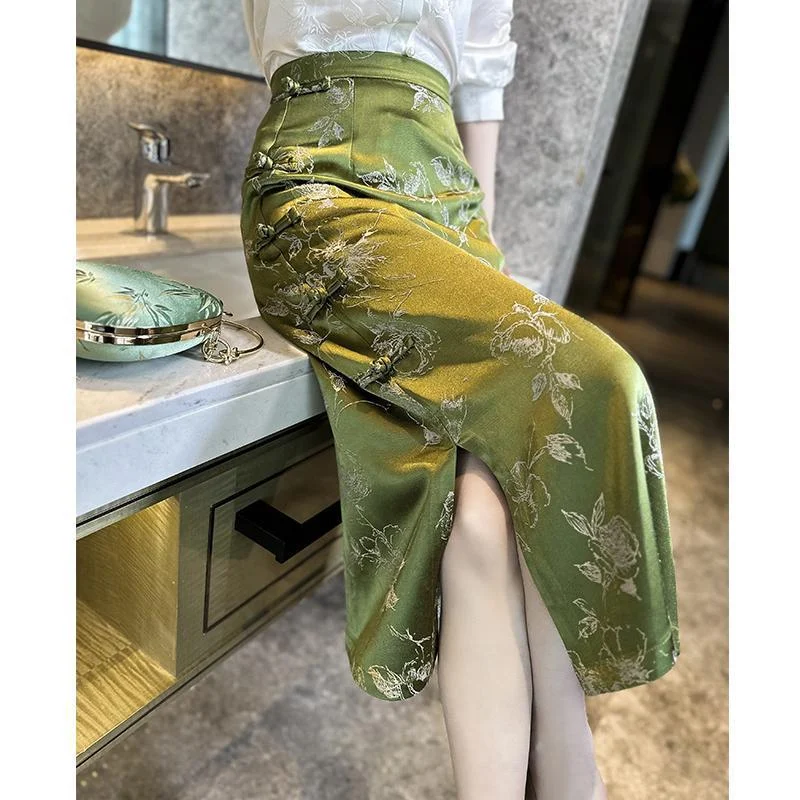Women's Casual Mid-waist Retro Vintage Green Skirt. Embrace timeless style and comfort with this versatile skirt, perfec — photo 1