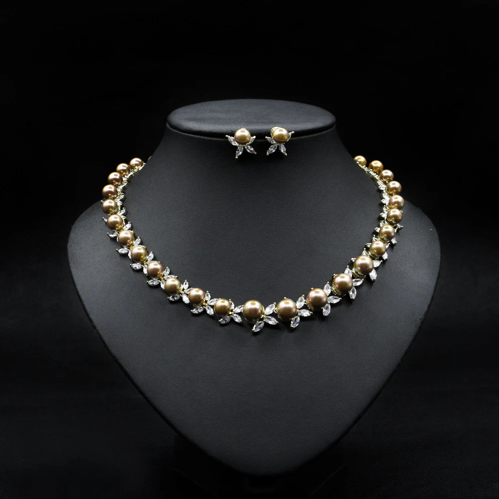 Conjunto de colar de pérolas naturais para casamentos e jantares elegantes. Inclui brincos. Perfeito para ocasiões especiais e refinadas. — foto 1