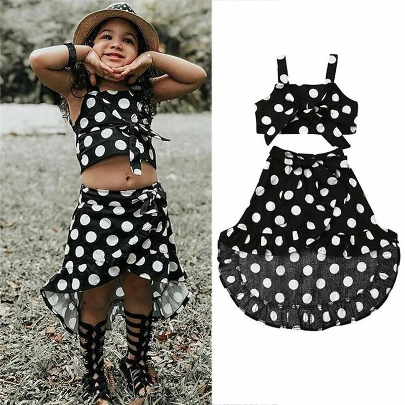 Conjunto de duas peças com top de bolinhas e saia curta irregular, perfeito para um visual moderno e elegante, ideal para diversas ocasiões. — foto 3