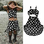 Conjunto de duas peças com top de bolinhas e saia curta irregular, perfeito para um visual moderno e elegante, ideal para diversas ocasiões. — foto 3