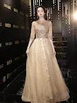 Abito da sera per hostess Lusso leggero e senso avanzato. Eleganza e raffinatezza per serate indimenticabili. Perfetto per ogni occasione. — foto 4