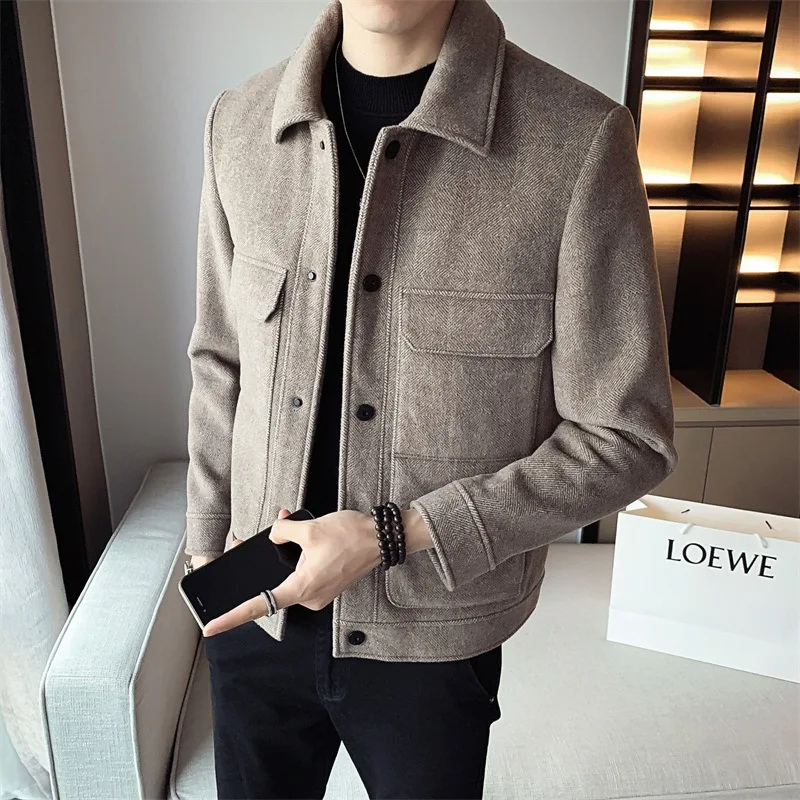 Casaco curto de lã com lapela para homens, inverno. Novo design, aquece e adiciona estilo. Conforto e elegância para os dias frios, ideal para o inverno. — foto 5