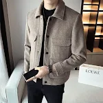 Casaco curto de lã com lapela para homens, inverno. Novo design, aquece e adiciona estilo. Conforto e elegância para os dias frios, ideal para o inverno. — foto 5