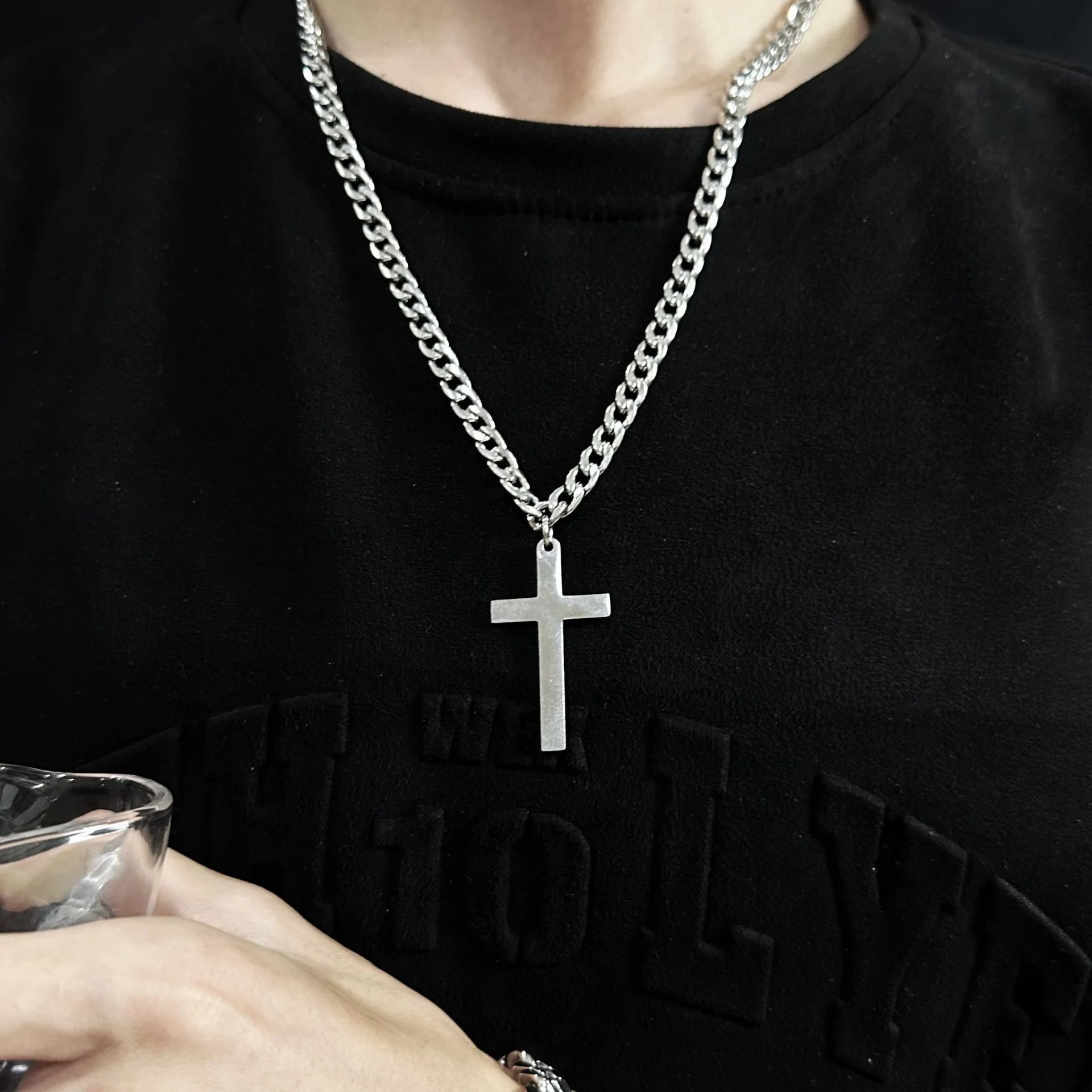Colar masculino com pingente de cruz simples e personalizado, cartão e caixa de presente. Um presente único e significativo. — foto 11