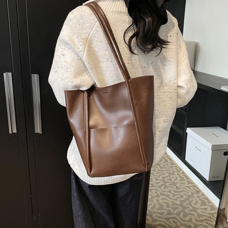 Bolsa de ombro feminina retrô simples. Ideal para mulheres que buscam estilo e praticidade no dia a dia. Leve seus pertences com elegância e conforto. — foto 6