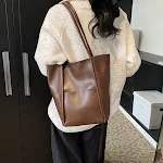 Bolsa de ombro feminina retrô simples. Ideal para mulheres que buscam estilo e praticidade no dia a dia. Leve seus pertences com elegância e conforto. — foto 6