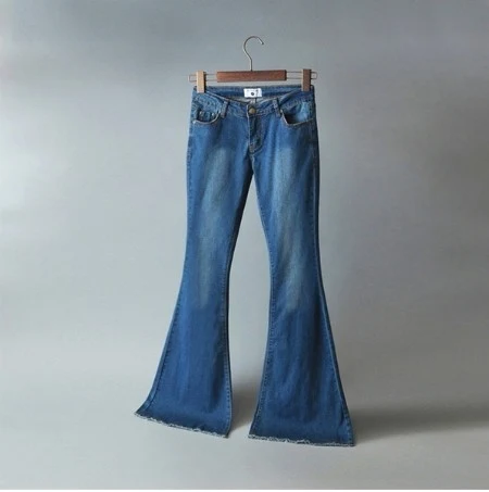 Damen Jeans mit weitem Bein, figurbetonter Passform, mittelhohem Bund, sexy Look. Perfekt für einen stilvollen Auftritt, hoher Tragekomfort. — foto 1