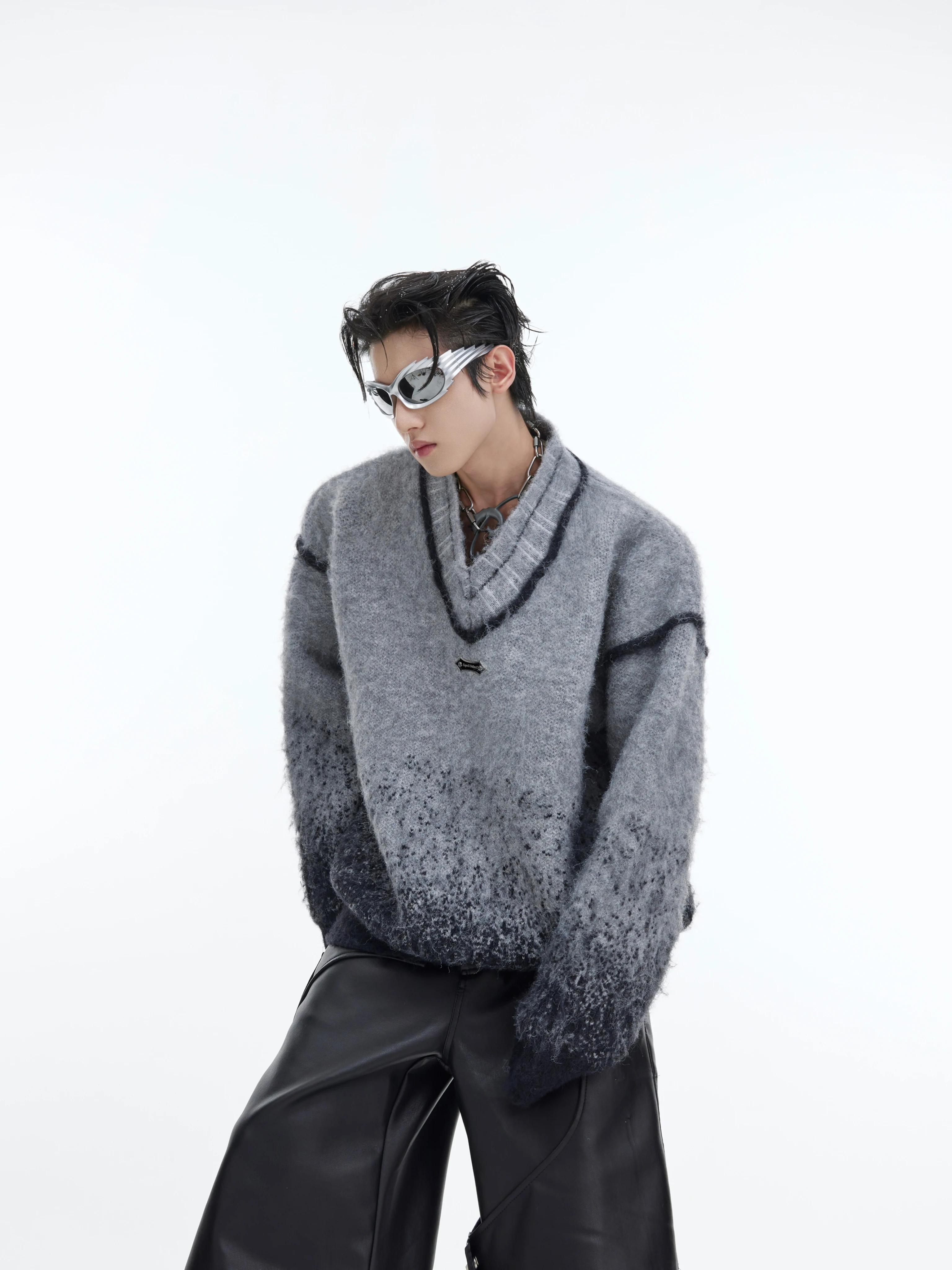 Polka Dot Gradient V-neck Sweater with Metal Embellishments. A stylish and comfortable sweater that adds a touch of eleg — photo 3