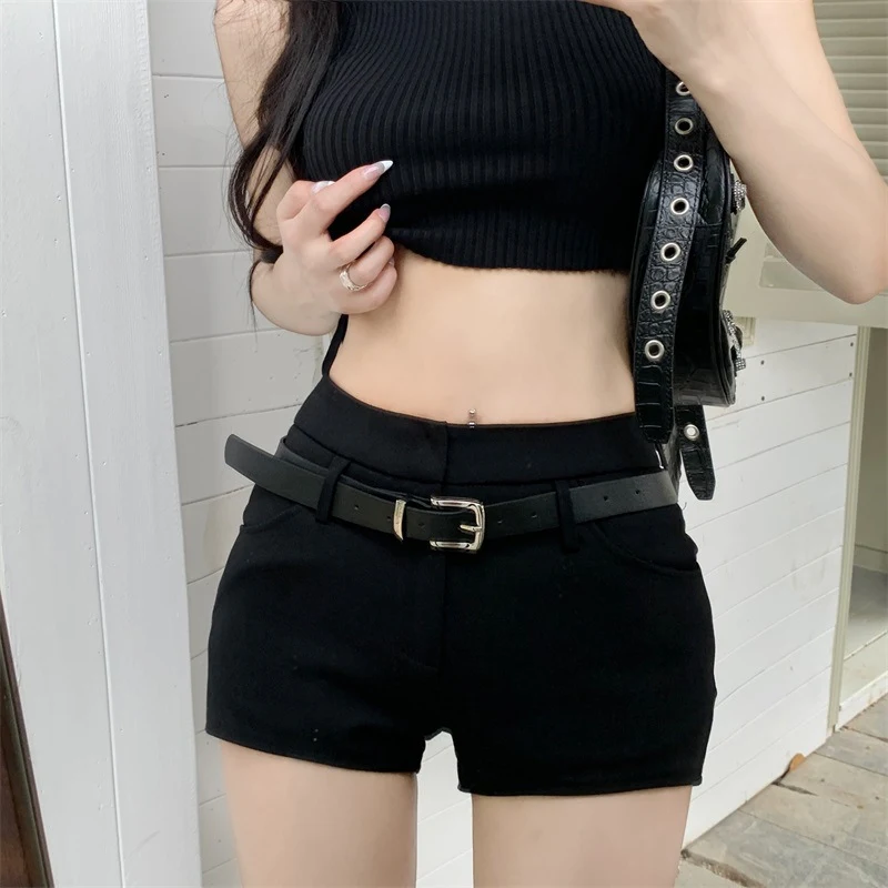 Siyah Yüksek Bel Küçük Günlük Şort Kız Çocukları için rahat şort Günlük kullanım için ideal Herhangi bir fırsatta şık ve rahat görünüm için mükemmel — Fotoğraf 2