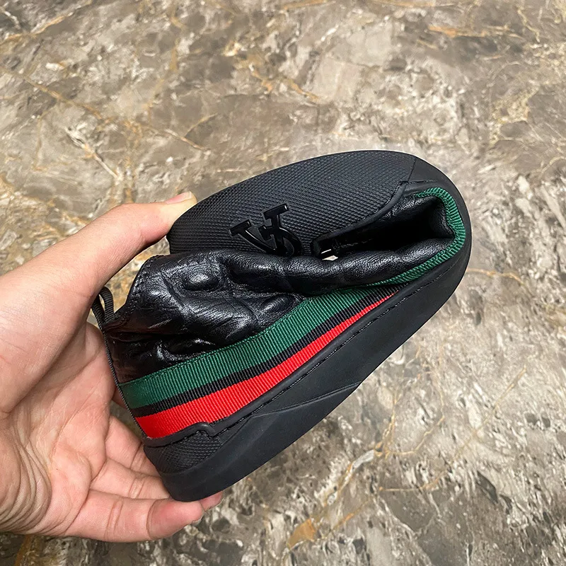 Zapatillas altas de cuero para hombre, modernas y rojas. Estilo urbano con diseño de moda. Calzado perfecto para un look audaz y a la última. — foto 3