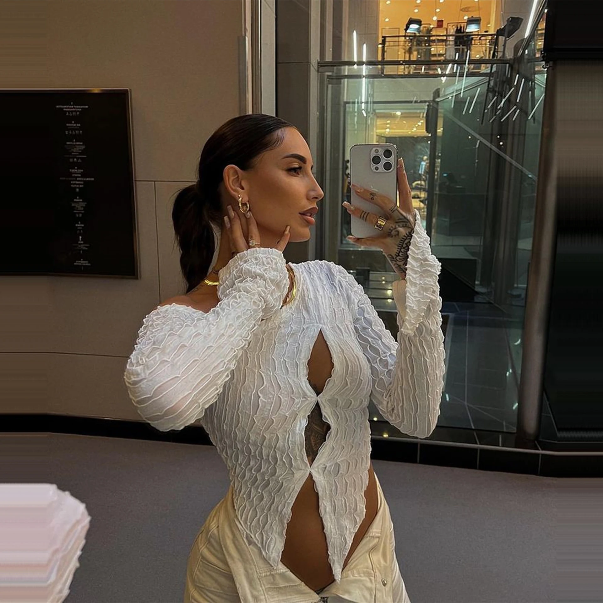 Blusa de malha feminina com detalhe vazado, manga longa e fenda. Perfeita para um visual moderno e elegante, ideal para diversas ocasiões. — foto 11