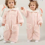 Baby Coral Fleece klimpak jumpsuit, zachte en warme eendelige outfit voor baby's, ideaal om te kruipen en te spelen, gemakkelijk aan en uit te trekken. — foto 5