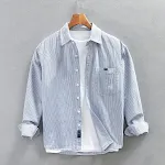 Camicia casual a righe da uomo, vestibilità morbida. Perfetta per un look rilassato e confortevole in ogni momento informale. — foto 8