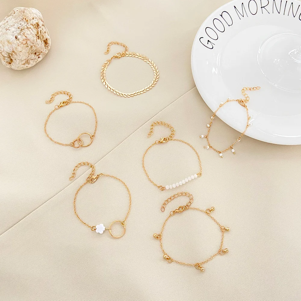 Conjunto de pulseiras com flores geométricas, borlas, folhas e círculos. Design simples e elegante que adiciona charme ao seu look diário. — foto 2