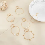 Conjunto de pulseiras com flores geométricas, borlas, folhas e círculos. Design simples e elegante que adiciona charme ao seu look diário. — foto 2